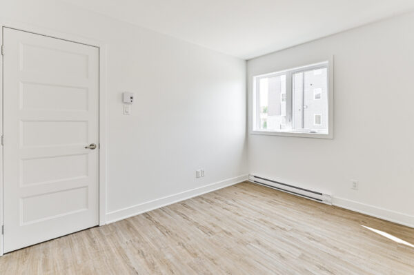 Appartement 3 chambres lumineux à Sainte-Julienne, idéal pour famille ou professionnels, avec fenêtres modernes et espace optimisé.