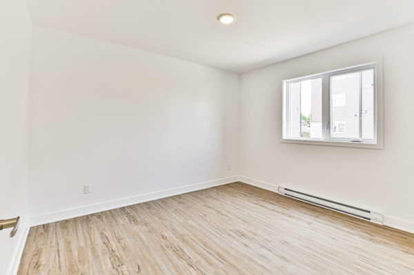 Appartement lumineux de 3 chambres à Sainte-Julienne, idéal pour famille ou investisseurs, avec fenêtres modernes et espace confortable.