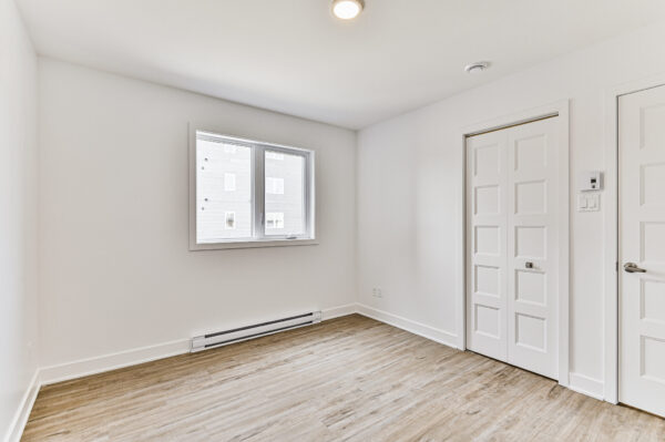 Appartement 3 chambres lumineux à Sainte-Julienne, idéal pour famille ou professionnels, avec espace moderne et fenêtres offrant une belle luminosité.