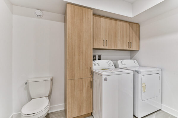 Balcon avec buanderie et toilettes séparées.
