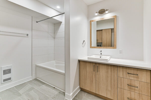 Balcon avec salle de bain moderne et espace de rangement.