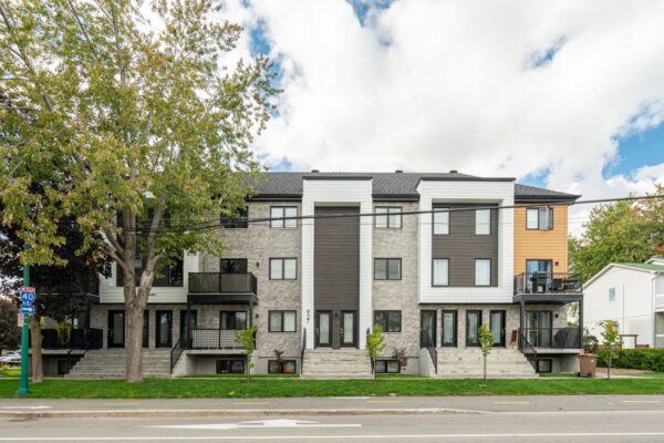 Appartement moderne de 2 chambres à louer à Repentigny, disponible en juillet. Résidence récente avec balcons, espaces verts et proximité des commodités. Parfait pour familles ou professionnels.