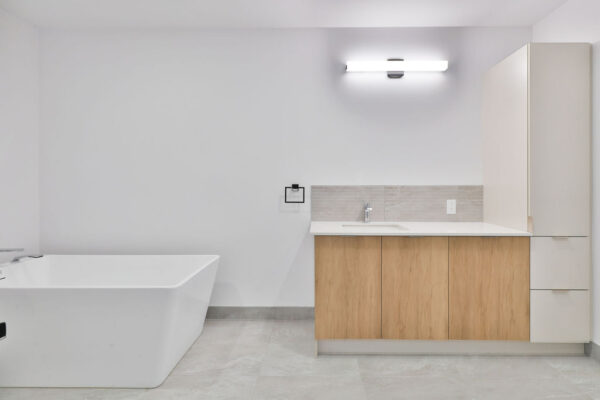 Appartement 3 chambres à Mirabel avec salle de bain moderne, baignoire et cuisine équipée, idéal pour famille ou investisseurs.
