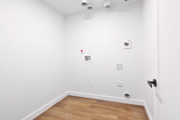 Balcon et espace lumineux dans un appartement de 2 chambres à Mirabel, idéal pour la gestion immobilière et la location.