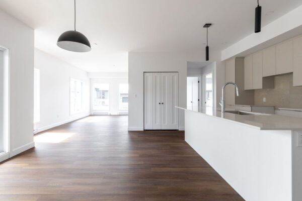 Appartement 3 chambres moderne à Mirabel, idéal pour famille, avec espace lumineux et cuisine ouverte. Location disponible en juillet, gestion immobilière professionnelle.