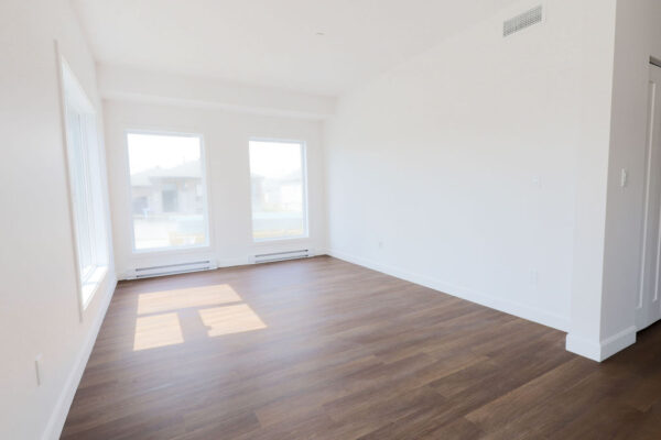 Appartement 2 chambres lumineux à Mirabel, idéal pour famille ou professionnels, avec grandes fenêtres offrant une belle luminosité naturelle.