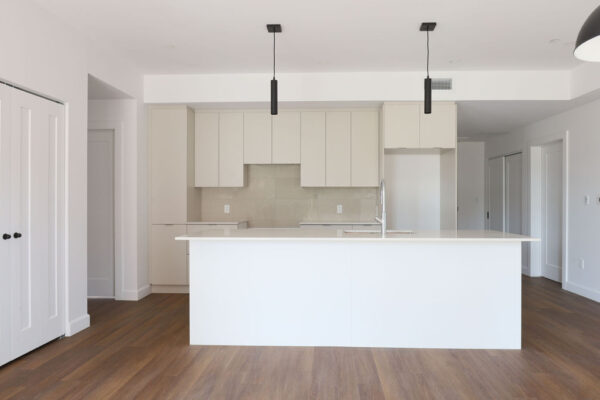 Appartement moderne avec cuisine ouverte et îlot central à Mirabel.