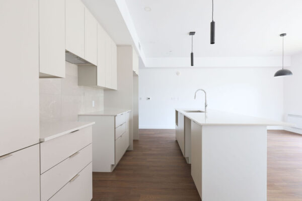 Appartement moderne avec cuisine ouverte et espace lumineux à Mirabel. Parfait pour résidence ou investissement immobilier.