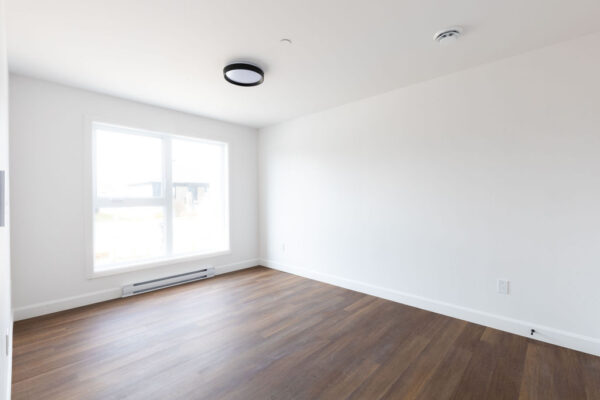 Appartement 3 chambres lumineux à Mirabel, disponible en juillet, avec espace moderne et parquet en bois, idéal pour famille ou professionnels recherchant confort et proximité.
