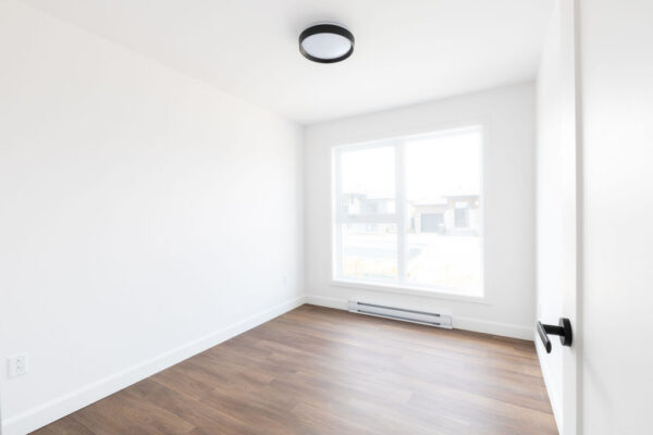 Appartement 2 chambres lumineux à Mirabel, idéal pour location ou investissement, avec fenêtres spacieuses et intérieur moderne.