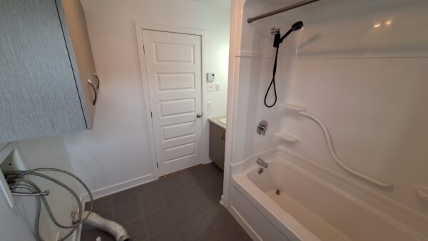 Salle de bain avec douche dans un appartement de 2 chambres à louer à Saint-Lin, disponible en juillet, idéal pour logement confortable et pratique.