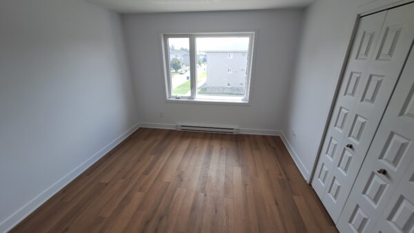 Balcon lumineux dans une chambre à louer à Saint-Lin, idéal pour un logement confortable en juillet. Parfait pour étudiants ou professionnels recherchant un espace calme et pratique.
