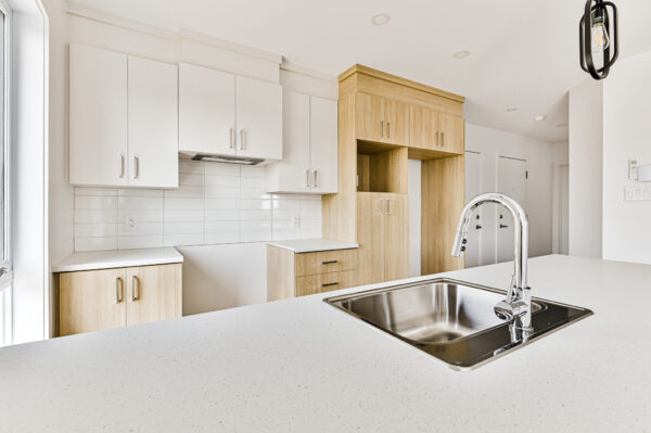Appartement 2 chambres moderne à Sainte-Julienne, idéal pour famille ou couple, avec cuisine lumineuse et espace de vie confortable, disponible en juillet.