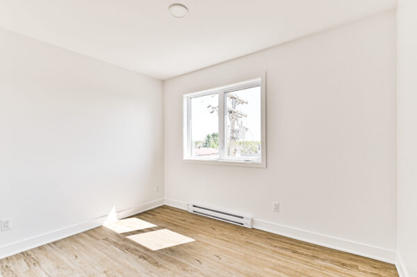 Appartement lumineux avec deux chambres à Sainte-Julienne, idéal pour un logement confortable en juillet.