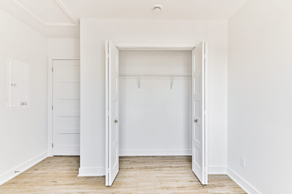 Placard de rangement dans un appartement de deux chambres à Sainte-Julienne, disponible en juillet. Parfait pour organiser vos affaires dans un espace moderne et lumineux.