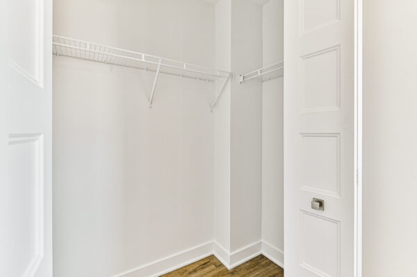 Espace de rangement dans un appartement de 3 chambres à Sainte-Julienne, parfait pour une famille ou un investissement immobilier.