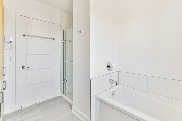Balcon avec salle de bain moderne et douche vitrée.