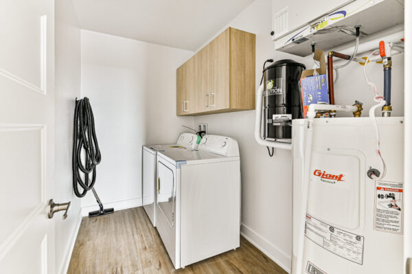 LAVE-LINGE ET ÉQUIPEMENTS DE RANGEMENT DANS UN APPARTEMENT À SAINTE-JULIENNE.