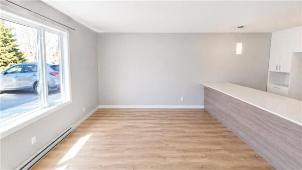 Appartement lumineux avec deux chambres à Joliette, idéal pour un petit ménage ou une famille, situé dans un immeuble calme à proximité des commodités.