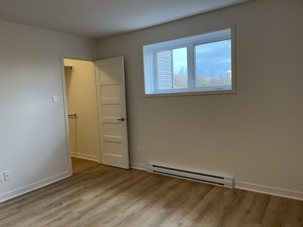 Appartement lumineux avec deux chambres à Brownsburg-Chatham, idéal pour famille ou couple, offrant un espace confortable et une vue agréable sur l'extérieur.