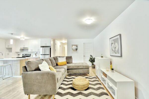 Appartement 4 chambres spacieux à Rawdon, idéal pour famille, avec salon lumineux, cuisine moderne et décoration élégante. Parfait pour vivre confortablement en juillet.