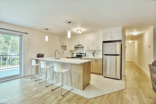 Appartement spacieux avec cuisine moderne et îlot central, idéal pour familles ou colocation. Lumineux, bien agencé, proche des commodités, parfait pour vivre confortablement à Rawdon.
