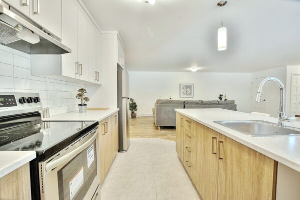 Appartement 4 chambres lumineux à Rawdon, idéal pour famille ou groupe, avec cuisine moderne et espace convivial. Parfait pour une location ou gestion immobilière.
