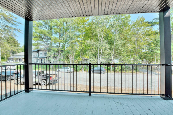 Balcon avec vue sur la nature et parking à proximité.