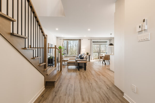 Appartement moderne et spacieux avec salon, cuisine et salle à manger ouverts, grande fenestration, parquet en bois, idéal pour famille ou professionnel.