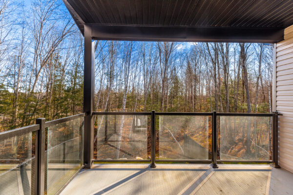 Balcon avec vue sur la forêt en hiver.