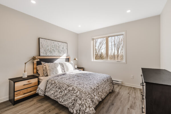 Appartement lumineux avec grande fenêtre et décoration moderne.