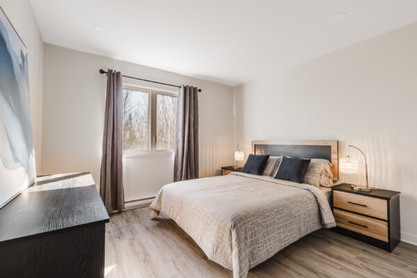 Appartement lumineux avec chambre confortable et vue sur la nature.
