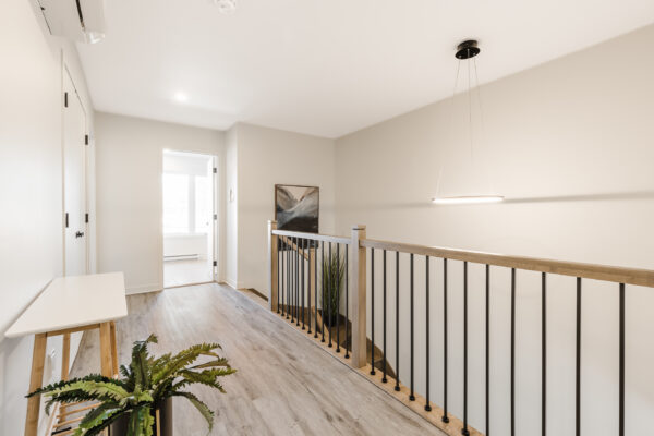 Maison de ville moderne à louer à Mirabel en Haut, offrant un intérieur lumineux et spacieux, idéal pour une famille ou un professionnel recherchant confort et proximité des commodités.
