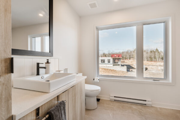 Appartement moderne avec vue dégagée.
