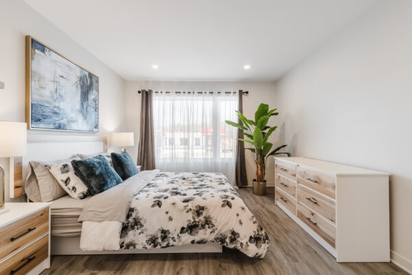 Appartement moderne avec chambre lumineuse et décoration élégante.