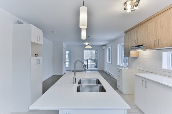 Balcon lumineux dans une cuisine moderne et spacieuse.