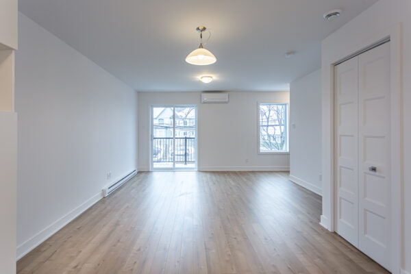 Balcon avec vue sur l'extérieur, lumineux et spacieux, idéal pour un logement confortable à Repentigny.