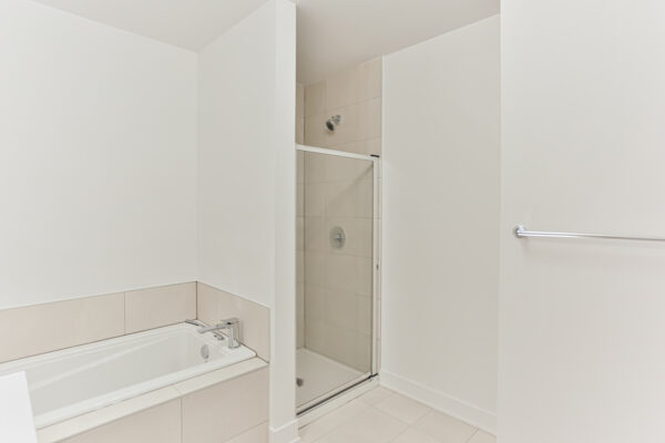Appartement 2 chambres à louer à Repentigny, parfait pour un logement confortable en juillet. Salle de bain moderne avec douche et baignoire, idéal pour étudiants ou petites familles.