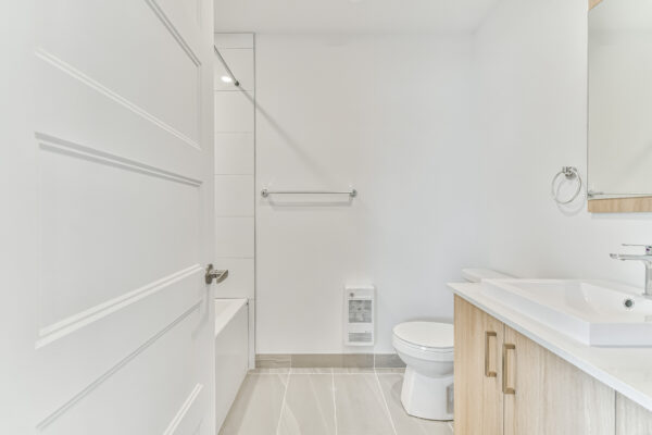 Balcon avec vue sur la salle de bain moderne.