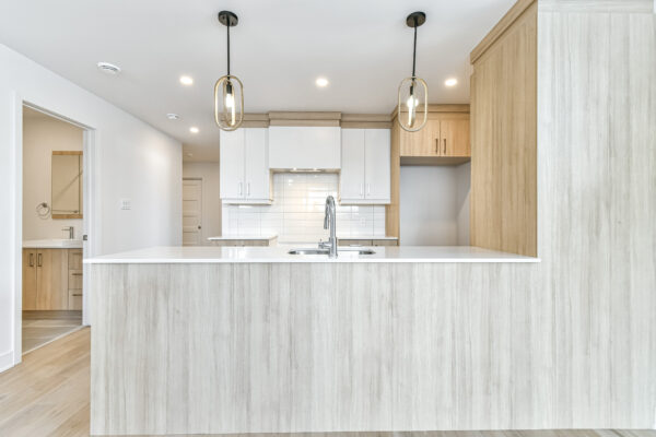 Balcon moderne avec cuisine équipée et éclairage élégant.