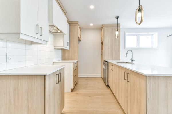 Appartement moderne avec cuisine équipée et espace lumineux.