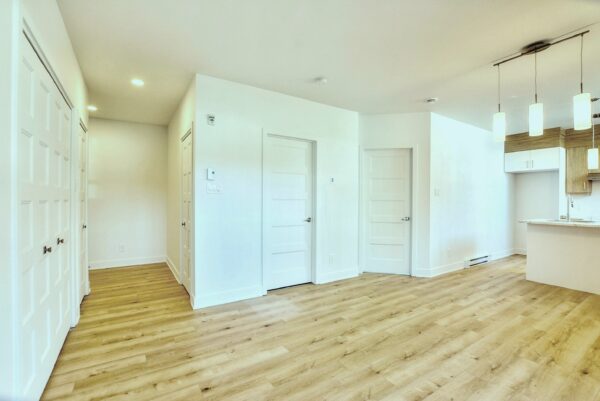 Balcon lumineux dans un appartement 1 chambre à Saint-Jacques, idéal pour vivre confortablement ou investir.