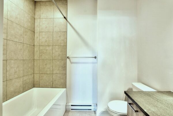 Balcon avec vue sur la salle de bain moderne.