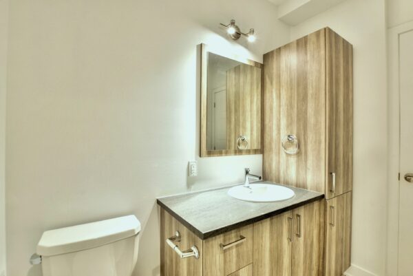 Balcon avec salle de bain moderne et rangement.