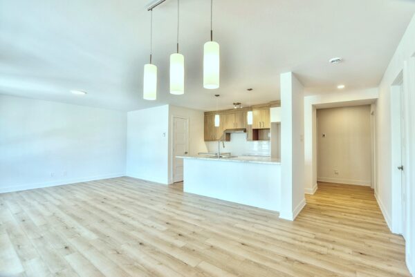 Balcon lumineux dans un appartement de 3 chambres à Saint-Jacques, idéal pour une famille ou un professionnel recherchant confort et espace.