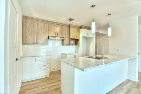 Balcon avec cuisine moderne et lumineuse, idéal pour famille ou colocation.