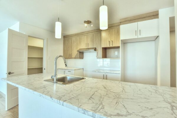 Balcon avec cuisine moderne et lumineuse, parfait pour famille ou colocation.