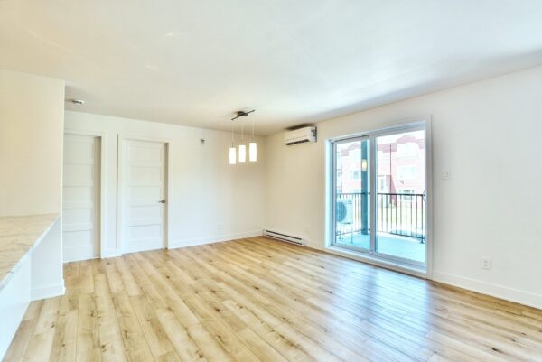 Appartement 3 chambres lumineux à Saint-Jacques, idéal pour famille ou professionnels, avec balcon et vue dégagée, disponible en juillet. Parfait pour un confort optimal dans un quartier recherché.