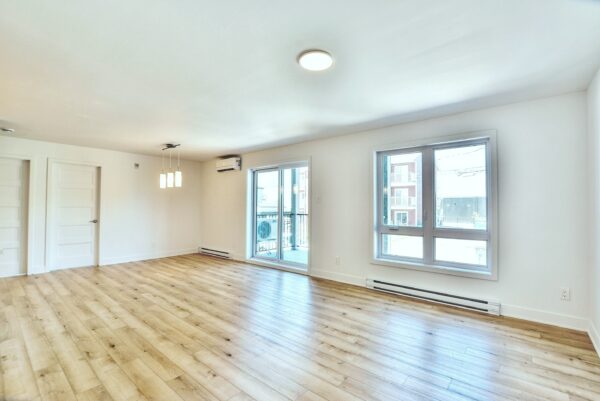 Grand appartement lumineux de 3 chambres à Saint-Jacques, avec fenêtres modernes, parquet en bois clair, idéal pour famille ou investissement immobilier.