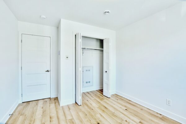 Balcon avec espace de rangement intégré dans un appartement à Saint-Jacques.